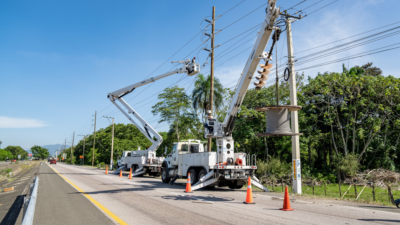 ETED durante trabajos de construcción ínea de transmisión en Bonao.