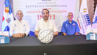 El director ejecutivo del INEFI, Alberto Rodríguez Mella, junto a los profesores Richard Almaguer López y Jacobo Moquete