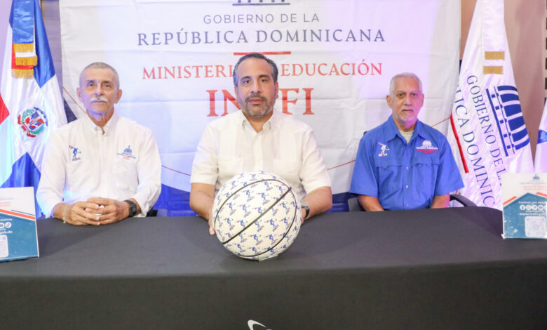 El director ejecutivo del INEFI, Alberto Rodríguez Mella, junto a los profesores Richard Almaguer López y Jacobo Moquete