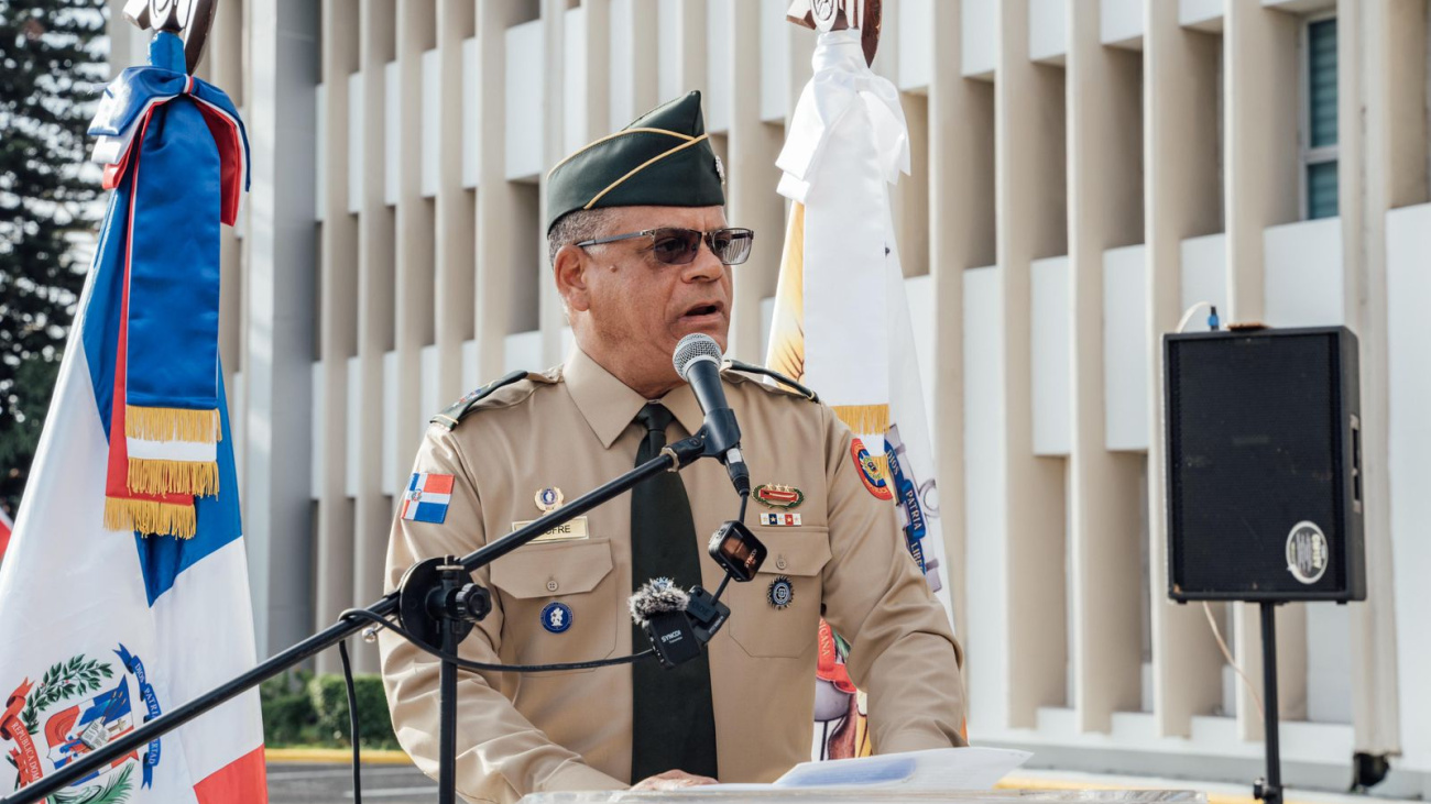 Ministro de Defensa de RD, Carlos Antonio Fernández Onofre, durante la izada de bandera en el Ministerio de Defensa, reafirma su compromiso con la profesionalización de las Fuerzas Armadas dominicanas