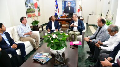 Milton Morrison del Intrant y el alcalde de Santiago, Ulises Rodríguez, durante la presentación del plan para mejorar el tránsito en la ciudad.