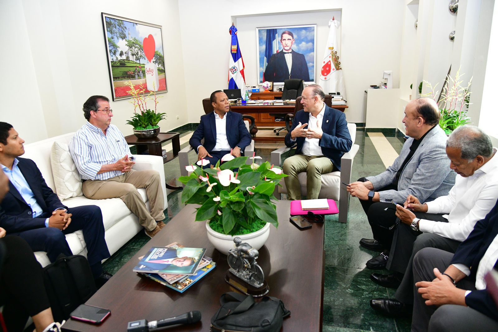 Milton Morrison del Intrant y el alcalde de Santiago, Ulises Rodríguez, durante la presentación del plan para mejorar el tránsito en la ciudad.