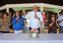 Roberto Fulcar en reunión con dirigentes del PRM en Bahoruco, discutiendo la unidad del partido y el apoyo a Luis Abinade