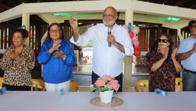 Roberto Fulcar en reunión con dirigentes del PRM en Bahoruco, discutiendo la unidad del partido y el apoyo a Luis Abinade