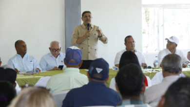 Ministro de Agricultura Limber Cruz entregando apoyo económico a productores de Constanza durante la Ruta de Solidaridad Agropecuaria.