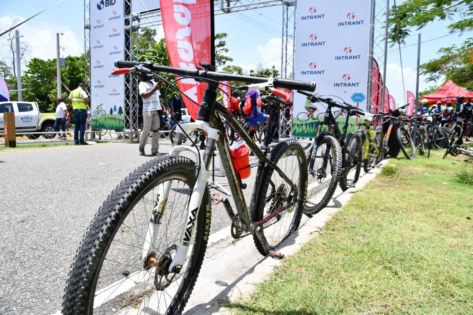 Imagen de un recorrido en bicicleta: "Ciclistas recorriendo Santo Domingo durante la Semana Nacional de la Movilidad Sostenible 2024