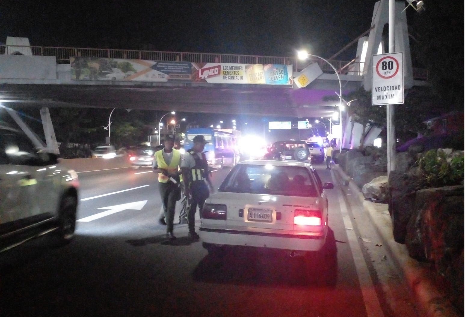 La ausencia de agentes de tránsito afecta la seguridad vial nocturna en República Dominicana.