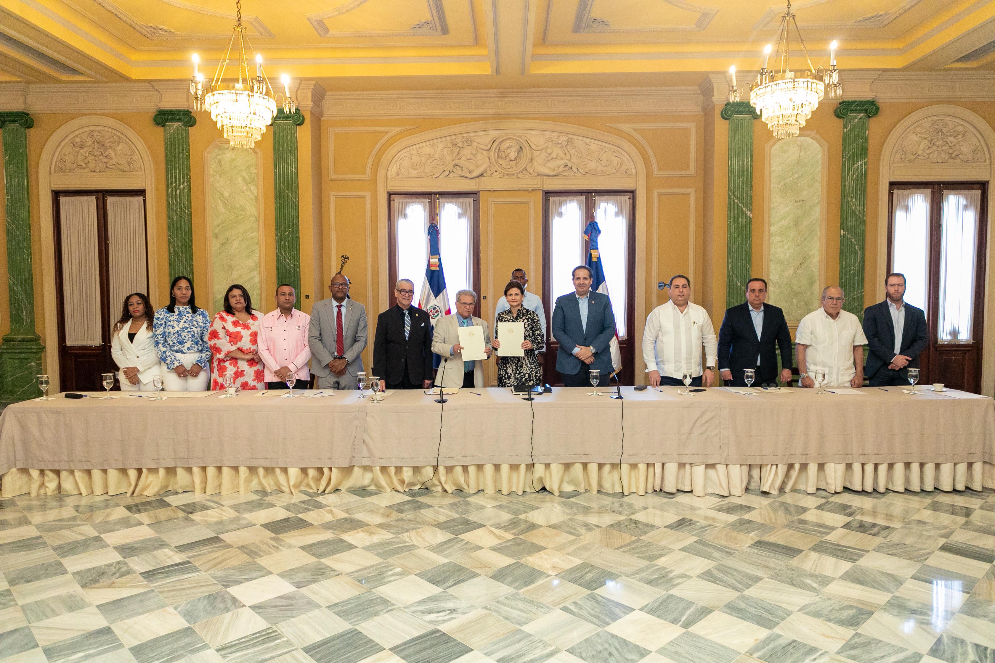 vicepresidenta de la República y presidenta del Gabinete de Salud, Raquel Peña, y por el presidente del CMD, Waldo Ariel Suero