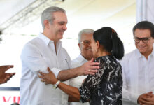 "Presidente Luis Abinader durante entrega de títulos de propiedad y viviendas en recorrido por el Este del país – julio 2025"