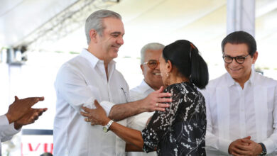 "Presidente Luis Abinader durante entrega de títulos de propiedad y viviendas en recorrido por el Este del país – julio 2025"