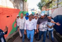 El director de Propeep, Robert Polanco, encabeza recorrido junto a líderes comunitarios por el Paseo de los Colores en Capotillo, como parte de las acciones del programa Renacer Contigo