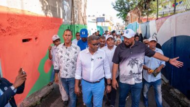 El director de Propeep, Robert Polanco, encabeza recorrido junto a líderes comunitarios por el Paseo de los Colores en Capotillo, como parte de las acciones del programa Renacer Contigo