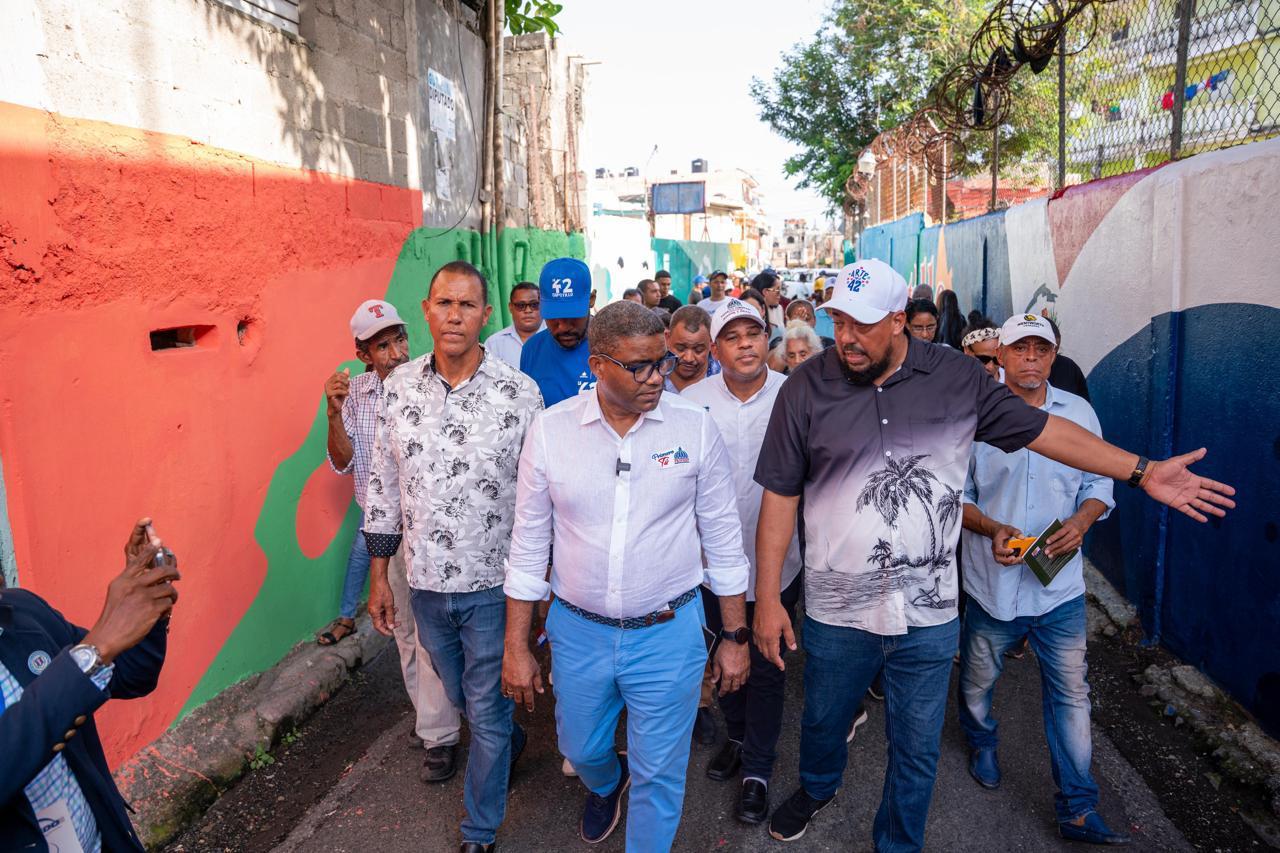 El director de Propeep, Robert Polanco, encabeza recorrido junto a líderes comunitarios por el Paseo de los Colores en Capotillo, como parte de las acciones del programa Renacer Contigo