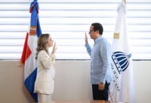 Gloria Reyes juramentada como directora de la nueva Dirección de Desarrollo Social Supérate junto al ministro Sigmund Freund – julio 2025