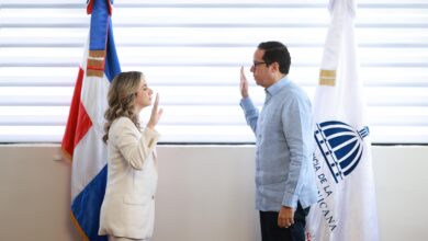 Gloria Reyes juramentada como directora de la nueva Dirección de Desarrollo Social Supérate junto al ministro Sigmund Freund – julio 2025