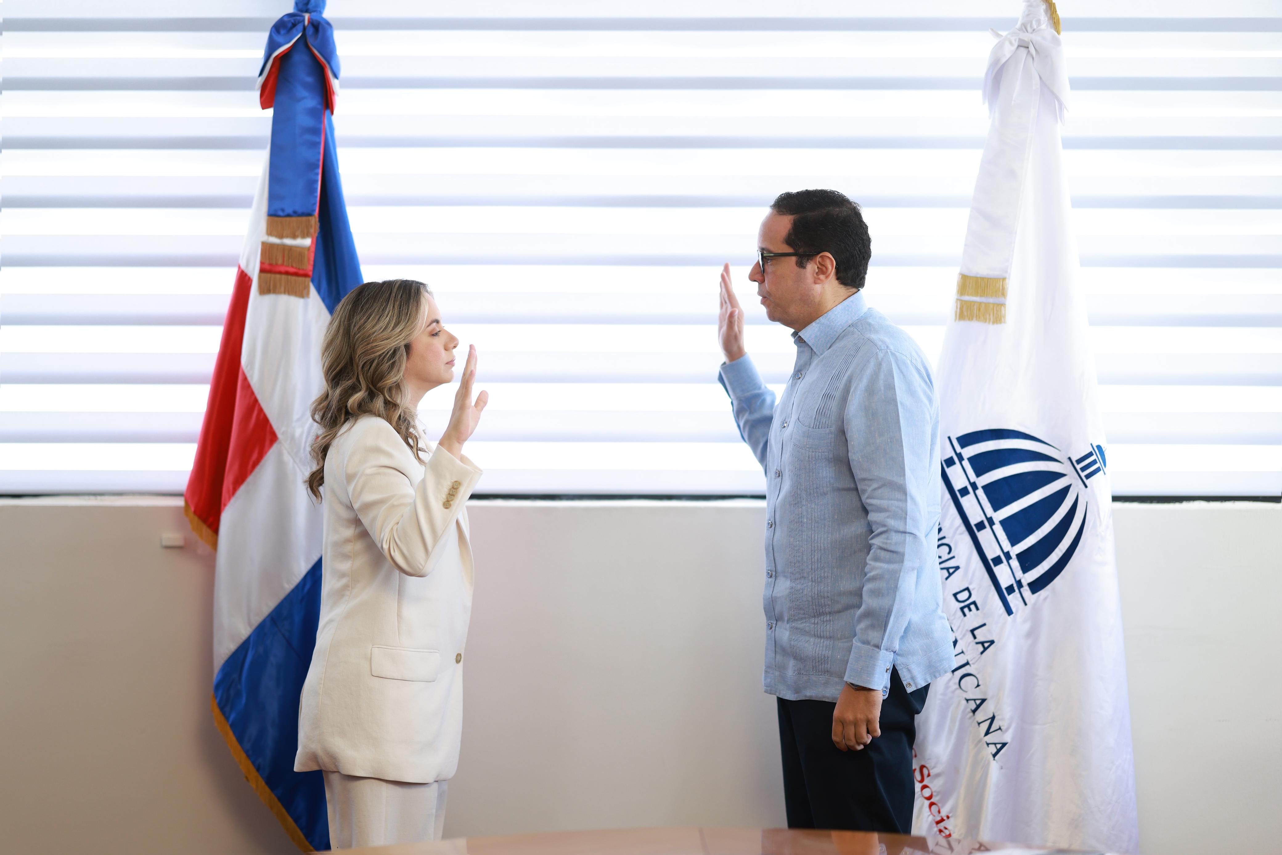 Gloria Reyes juramentada como directora de la nueva Dirección de Desarrollo Social Supérate junto al ministro Sigmund Freund – julio 2025