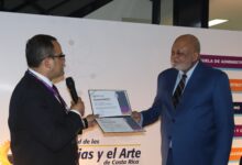 "El doctor Roberto Fulcar Encarnación recibiendo el título de Profesor Honorario de manos del rector Rubén Mora Alvarado en la Universidad de las Ciencias y el Arte, Costa Rica."