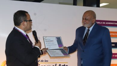 "El doctor Roberto Fulcar Encarnación recibiendo el título de Profesor Honorario de manos del rector Rubén Mora Alvarado en la Universidad de las Ciencias y el Arte, Costa Rica."