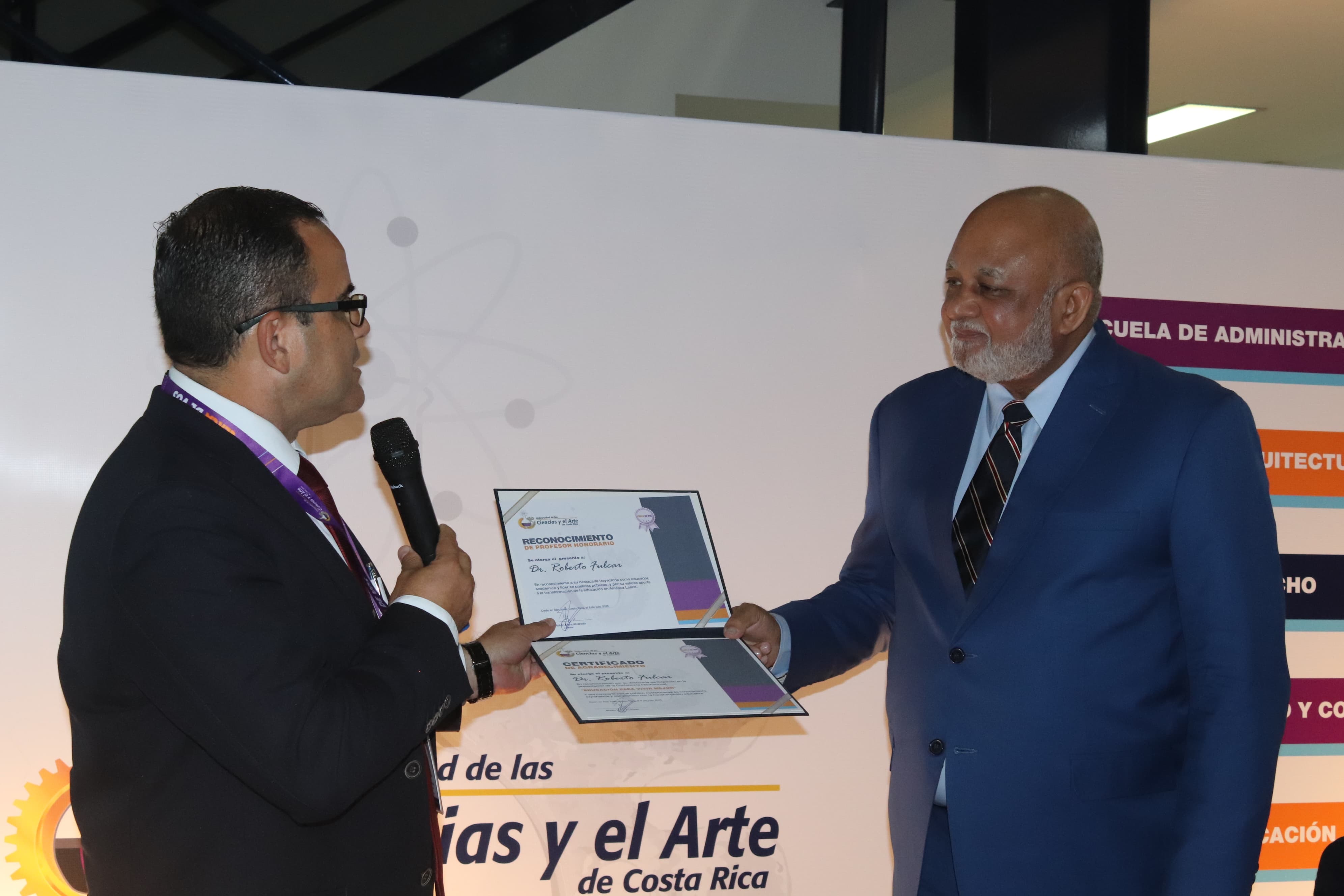 "El doctor Roberto Fulcar Encarnación recibiendo el título de Profesor Honorario de manos del rector Rubén Mora Alvarado en la Universidad de las Ciencias y el Arte, Costa Rica."